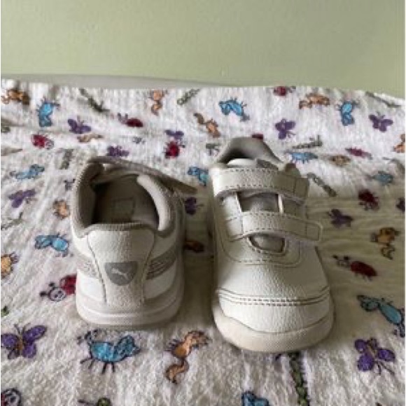 Size 5 Puma toddler sneaker. - Picture 3 of 5